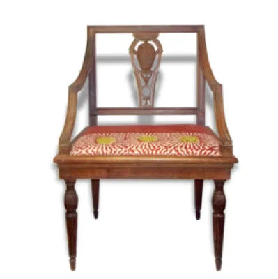 Un fauteuil début XXème siècle en bois naturel.