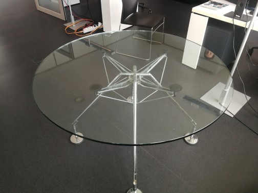 Table en verre pieds métal,Nomos,Norman Foster (2)