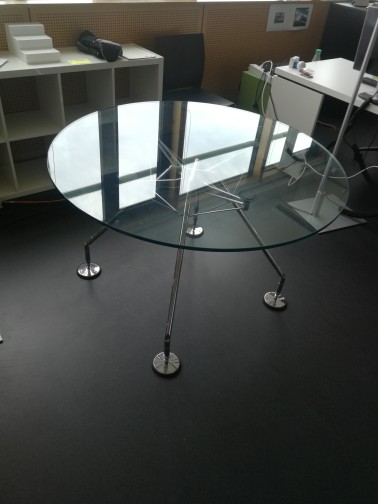 Table en verre pieds métal,Nomos,Norman Foster (3)